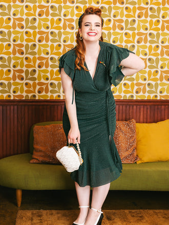 FISCHSCHWANZKLEID MIT RÜSCHEN UND SCHNÜRUNG