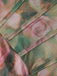 Kleid aus den 1930er Jahren mit Rosenmuster, Fischgrätmuster, Raffungen und Schlitz