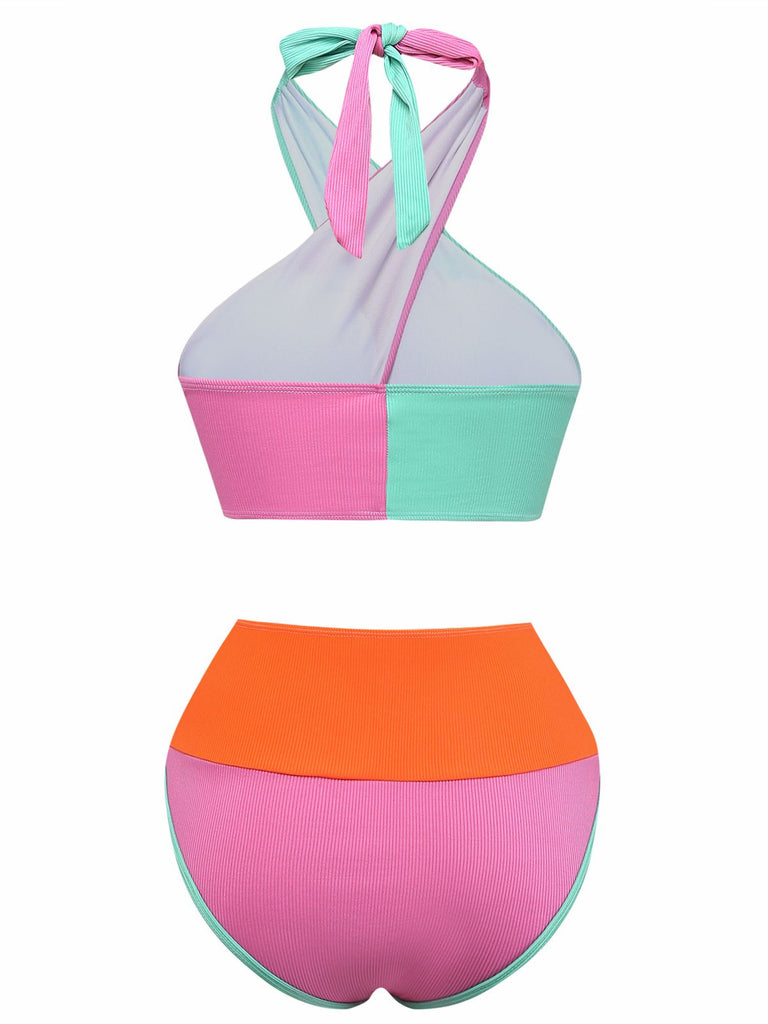 Farbenfrohes Bikini-Set mit pinken, orangen und grünen Abschnitten auf weißem Hintergrund