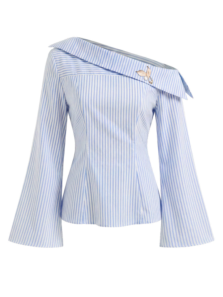 Blau-weiß gestreifte schulterfreie Bluse auf weißem Hintergrund