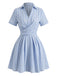 Blaues, vertikal gestreiftes Kleid im Stil der 1950er Jahre mit Johnny-Kragen und gekreuzten Trägern – Vintage-Kleid, Retro-Mode, Rockabilly