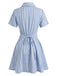 Blaues, vertikal gestreiftes Kleid im Stil der 1950er Jahre mit Johnny-Kragen und gekreuzten Trägern – Vintage-Kleid, Retro-Mode, Rockabilly
