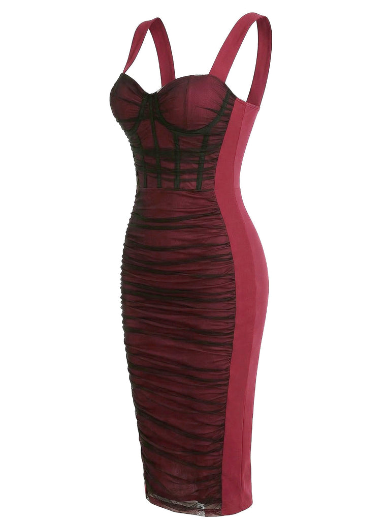 Weinrotes, figurbetontes Kleid im Stil der 1960er-Jahre mit Farbblock-Design und Raffungen aus Mesh – Vintage-Kleid, Retro-Mode, elegantes Rot