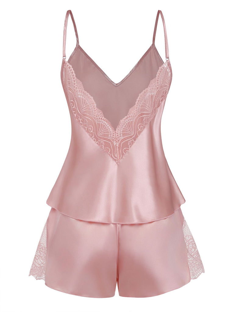 Rosa Satin-Pyjama-Set mit Spitzendetails auf weißem Hintergrund