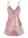Rosa Satin-Pyjama-Set mit Spitzendetails auf weißem Hintergrund
