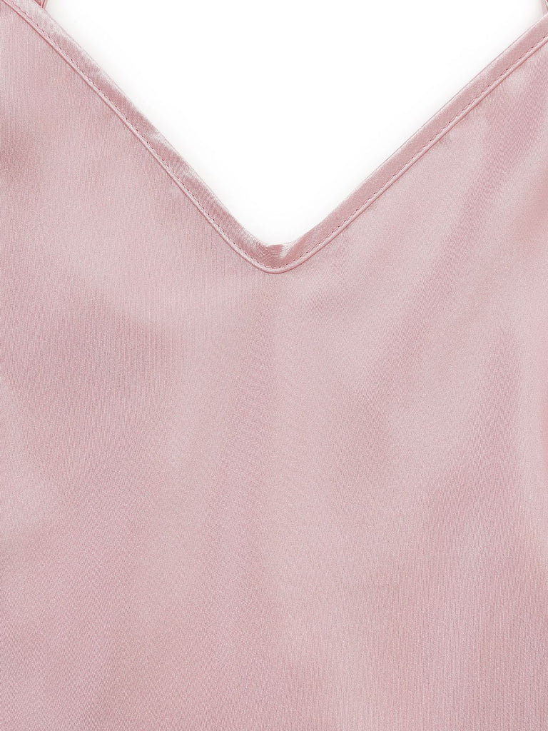 Nahaufnahme eines rosa Satinstoffs mit V-Ausschnitt