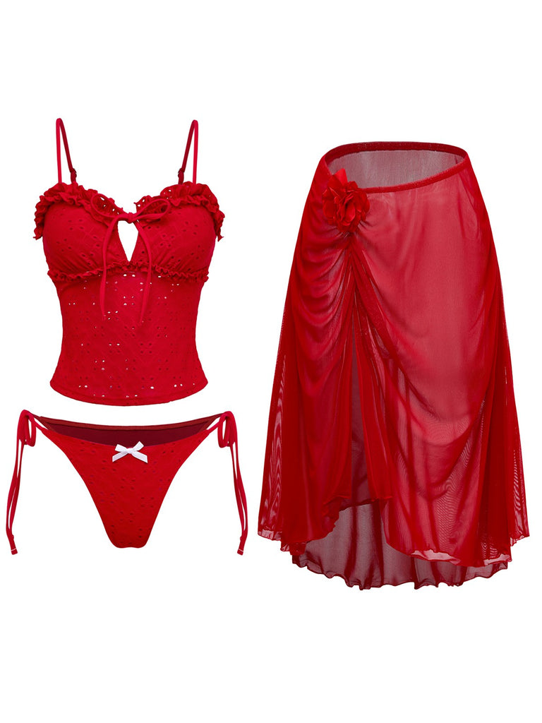 Vintage-Tankini-Badeanzug-Set in Rot mit romantischen Rüschendetails und passendem Netz-Überwurf mit abnehmbaren 3D-Blumenapplikationen und asymmetrischem Saum für den Strand-Look der 1960er Jahre.
