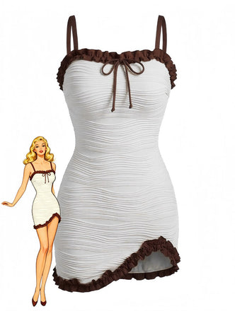 2-teiliger weißer, strukturierter Badeanzug im Stil der 1960er Jahre mit Rüschen und Bindeband vorne – Vintage-Badeanzug, Pin-up-Stil, elegantes Rot