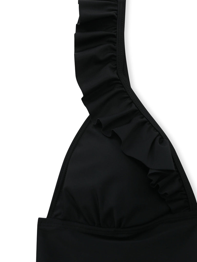 Schwarzes Rüschen-Bikini-Oberteil auf weißem Hintergrund