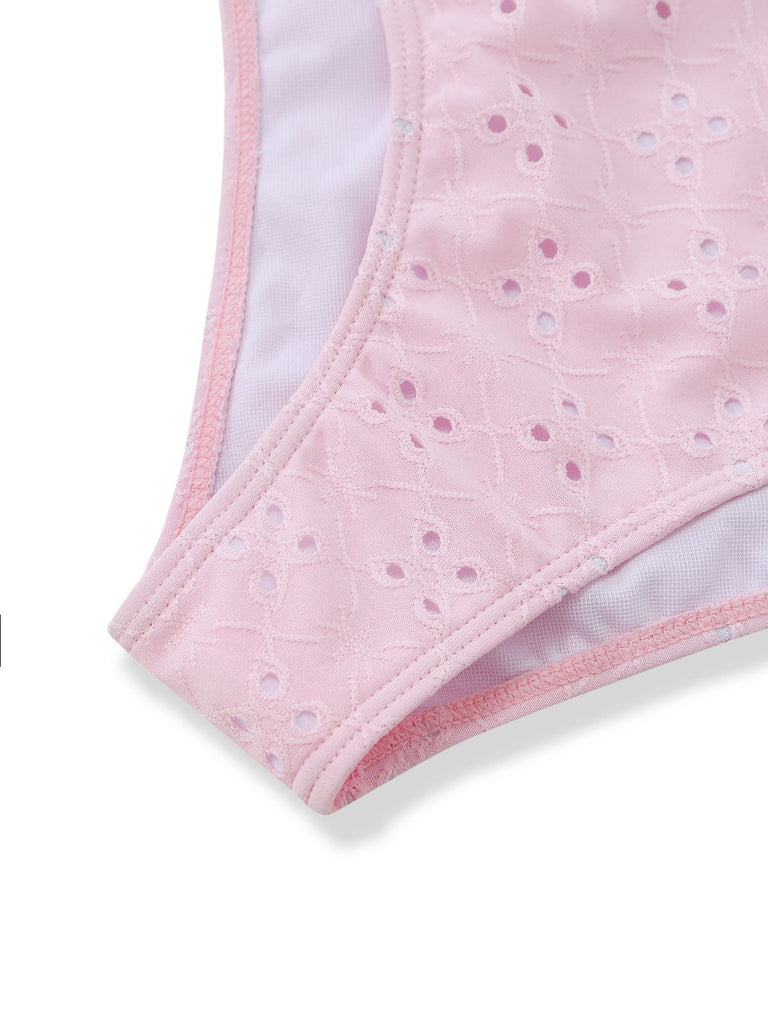 Nahaufnahme von rosa Unterwäsche mit dezentem Muster auf weißem Hintergrund