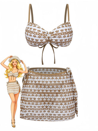 Dreiteiliges, khakifarbenes Häkelbikini-Set im Vintage-Stil mit durchbrochenem Strickmuster und passendem Überwurf, ideal für einen schicken Resorturlaub.