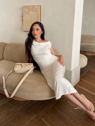 SCHLANKES PLISSIERTES KLEID AUS ELFENBEIN MIT FLÜGELÄRMELN