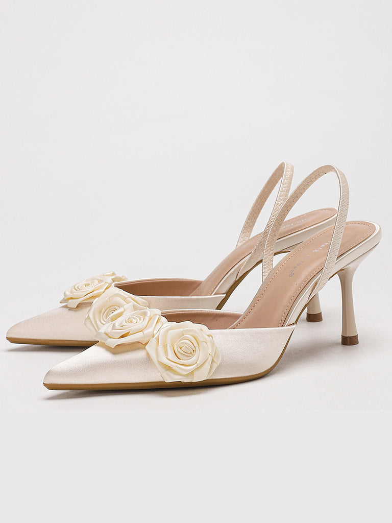 Elegante High Heels mit spitzer Zehenpartie und 3D-Rosenmotiv. Kombinieren Sie sie mit einem Vintage-Midikleid für einen raffinierten und femininen Party-Look.