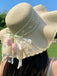 Beige Hut mit Blumen und Tulpen