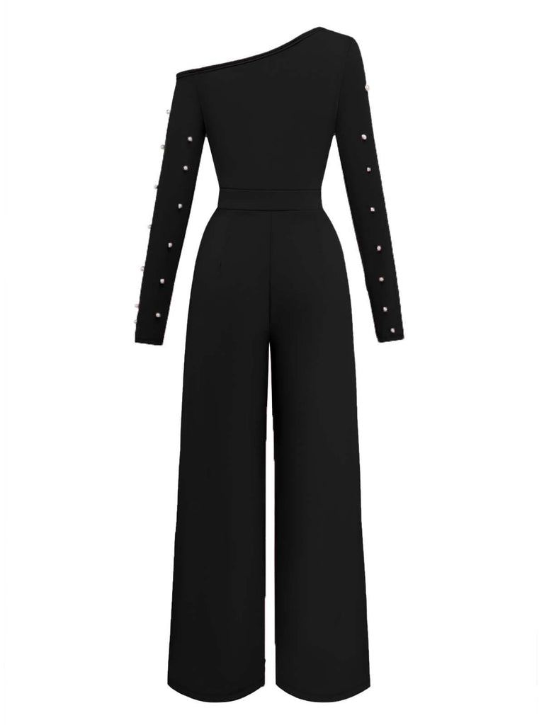 Schwarzer One-Shoulder-Jumpsuit mit Knopfdetails auf weißem Hintergrund