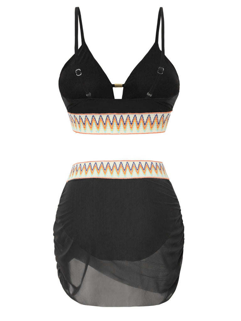 Schwarzes Bikini-Set mit farbigem Bund auf weißem Hintergrund