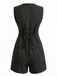 Schwarzer Jumpsuit mit Bindegürtel auf weißem Hintergrund