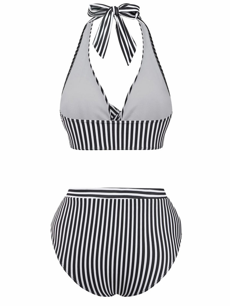 Schwarz-weiß gestreiftes Bikini-Set auf weißem Hintergrund