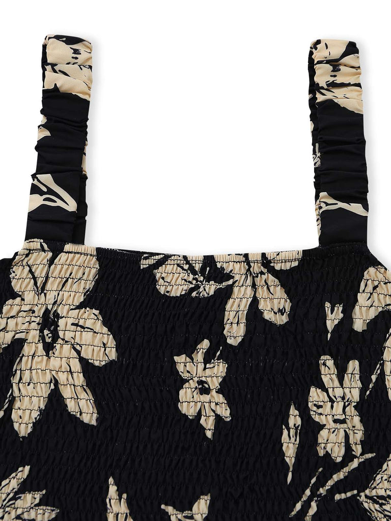 Schwarzer, geblümter Jumpsuit mit Trägern auf weißem Hintergrund