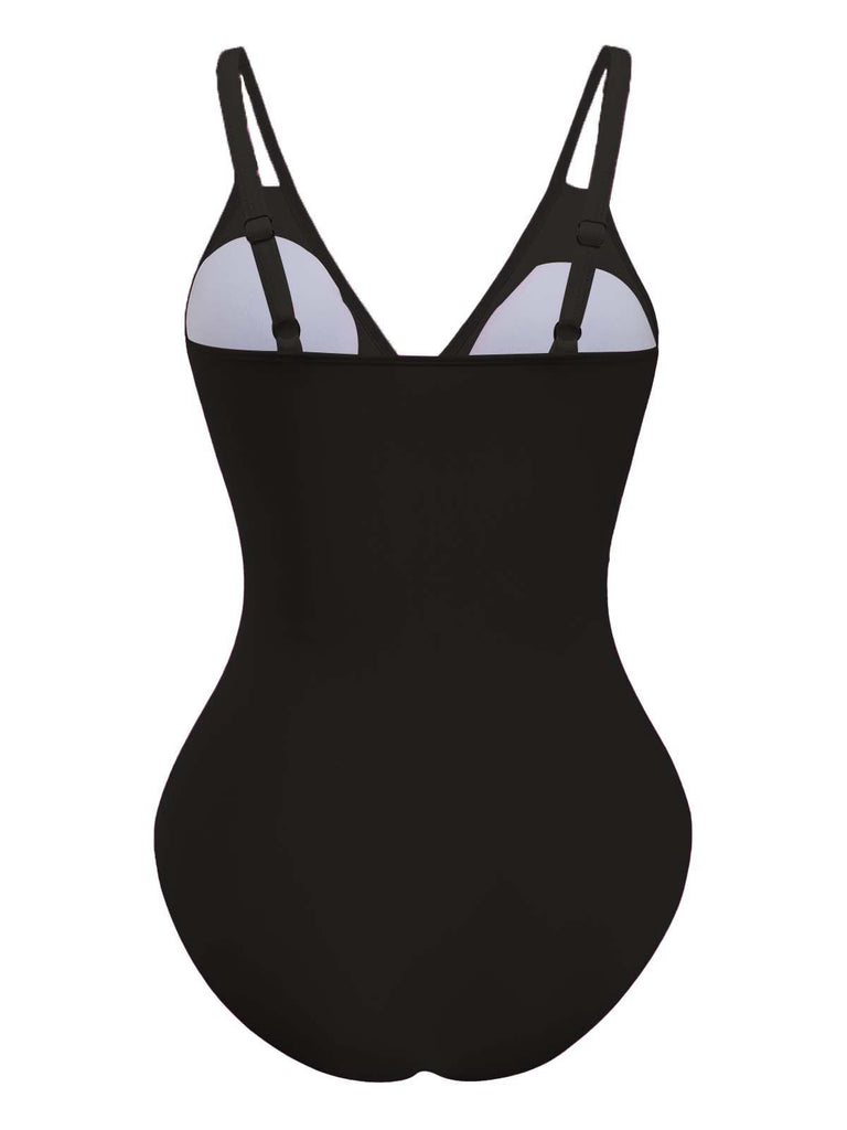 Schwarzer Badeanzug mit dünnen Trägern auf weißem Hintergrund