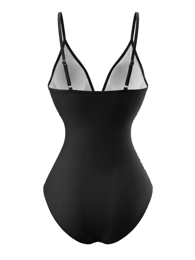 Schwarzer Badeanzug mit dünnen Trägern auf weißem Hintergrund