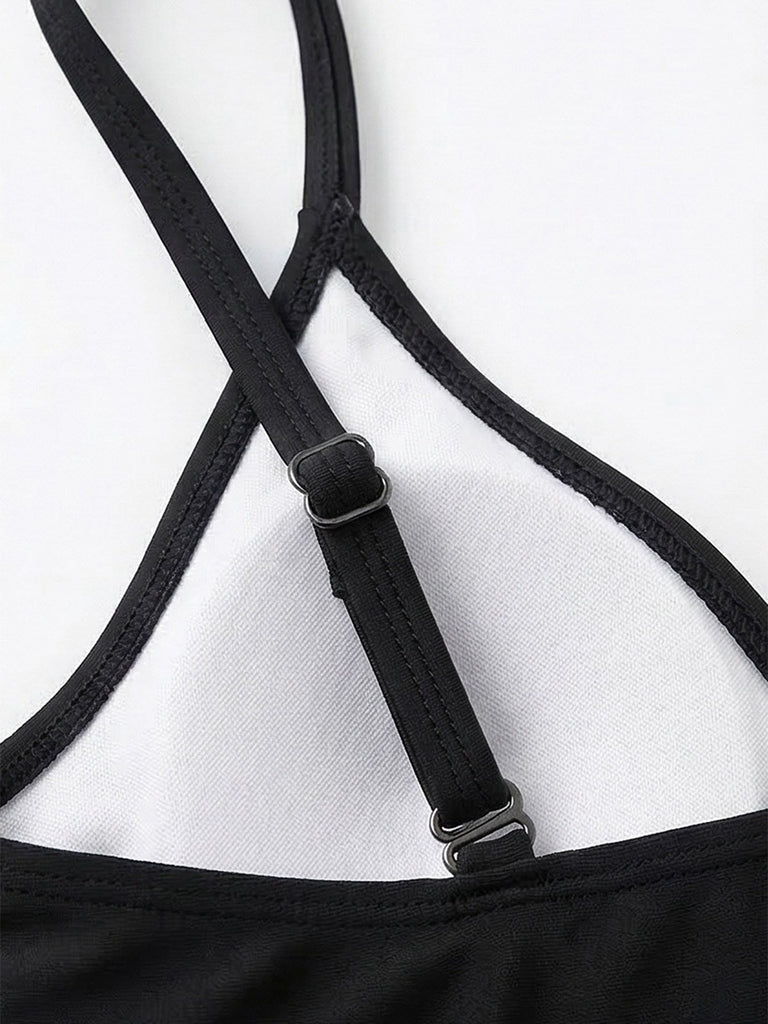 Schwarzes Trägertop auf weißem Hintergrund