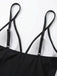 Schwarzes Bikini-Oberteil mit dünnen Trägern auf weißem Hintergrund