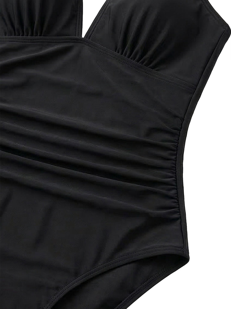 Schwarzes Bikini-Oberteil auf weißem Hintergrund