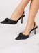 Schwarze, einfarbige Pumps mit 3D-Rosenmuster und spitzer Zehenpartie