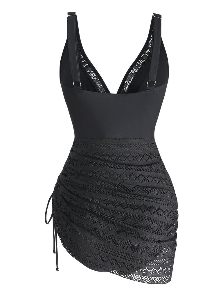 Eleganter schwarzer Badeanzug im Stil der 1950er Jahre mit V-Ausschnitt aus Spitze und schmeichelhaften Raffungen – perfekt für einen klassischen, Vintage-inspirierten Pool-Look.
