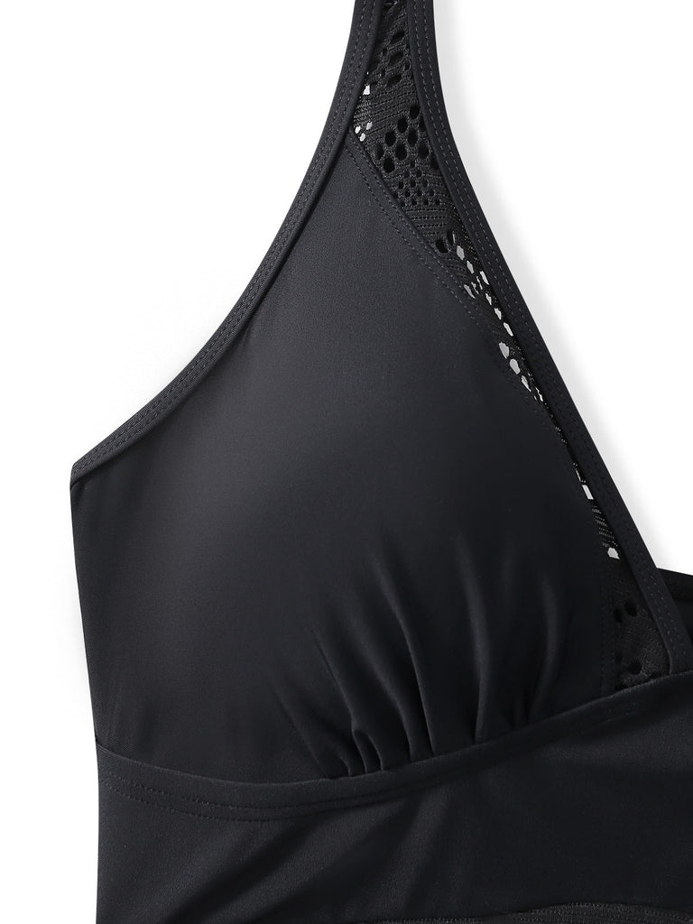 Eleganter schwarzer Badeanzug im Stil der 1950er Jahre mit V-Ausschnitt aus Spitze und schmeichelhaften Raffungen – perfekt für einen klassischen, Vintage-inspirierten Pool-Look.