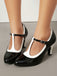 Schwarze und weiße High Heels auf neutralem Hintergrund