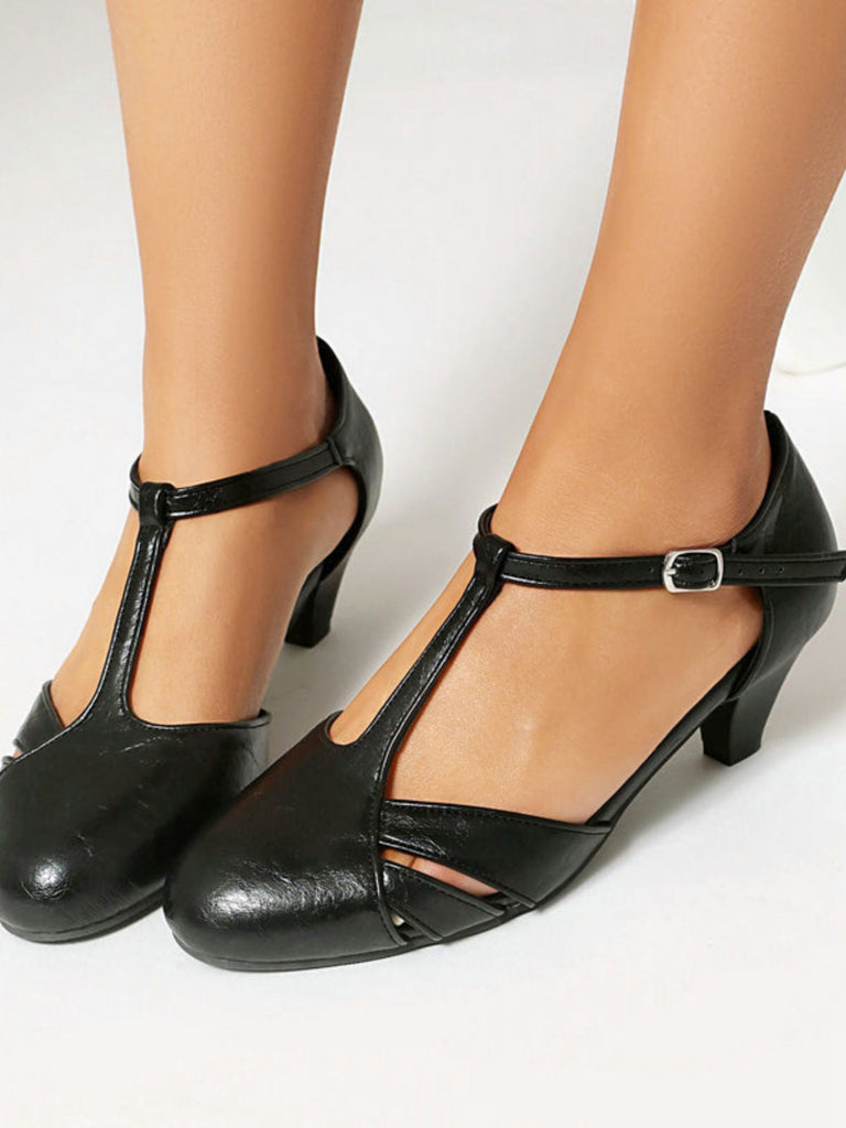 Schwarze Lederschuhe mit geschlossener Zehenpartie auf weißem Hintergrund