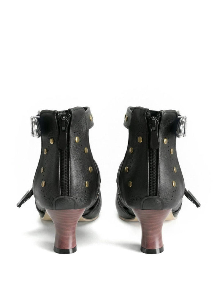 Extravagante, spitz zulaufende Sandalen aus Kunstleder mit Vintage-Nietendetails, ideal für moderne Business-Looks und trendige Streetstyle-Outfits.