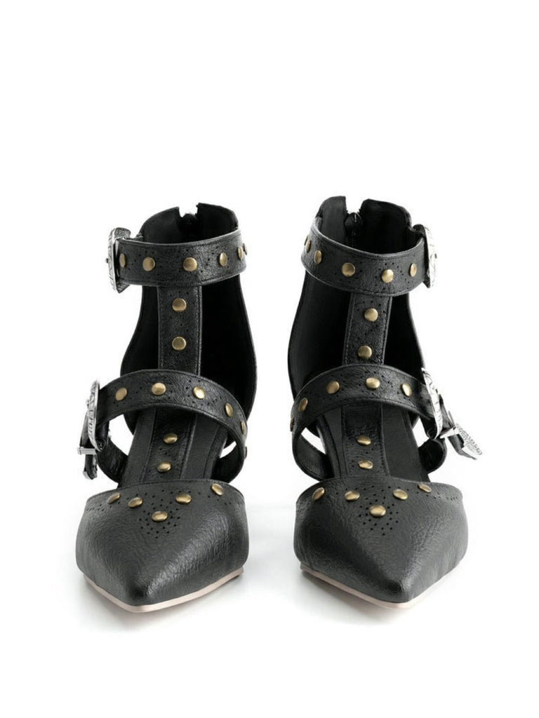 Ein Paar schwarze, mit Nieten besetzte High Heels auf weißem Hintergrund