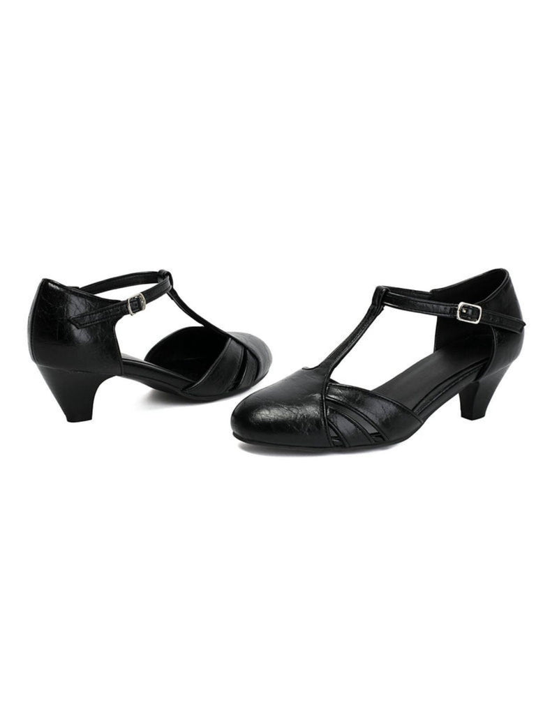 Ein Paar schwarze Standardtanzschuhe auf weißem Hintergrund