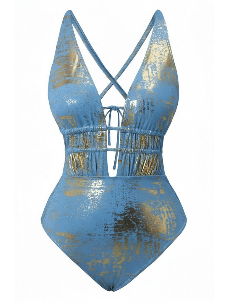 Blauer Badeanzug mit goldenen Akzenten auf weißem Hintergrund