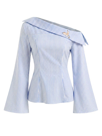 Blau-weiß gestreifte schulterfreie Bluse auf weißem Hintergrund