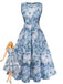 Blaues Blumenkleid mit einer Barbie-Puppe, die es trägt, vor weißem Hintergrund