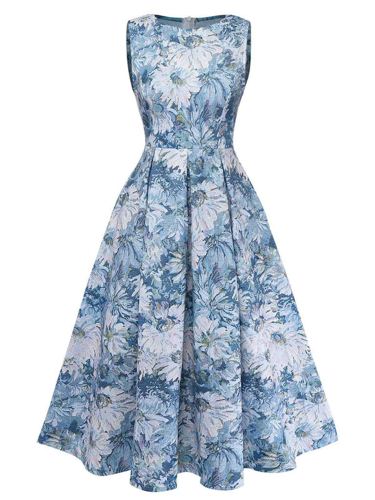 Blaues Blumenkleid auf weißem Hintergrund