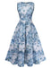 Blaues Blumenkleid auf weißem Hintergrund