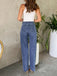 Blaue Vintage-Jeans im Stil der 1960er Jahre mit gekreuzten Trägern – Vintage-Mode, Retro-Stil