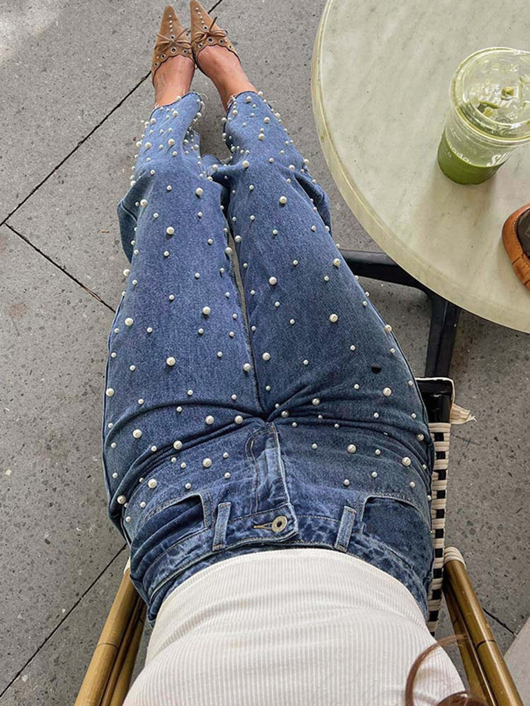 Blaue Vintage-Jeans im Stil der 1960er Jahre mit gekreuzten Trägern – Vintage-Mode, Retro-Stil