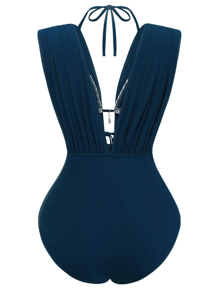 Blaues Bikini-Oberteil im Stil der 1960er Jahre mit Karomuster, Neckholder und tiefem Ausschnitt sowie Raffungen – Rückansicht