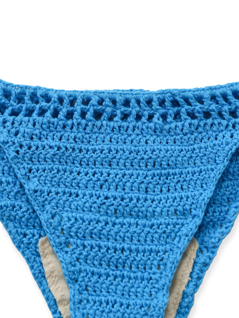 Blauer gehäkelter Strandbikini im Stil der 1970er Jahre – Vintage-Mode, Retro-Stil