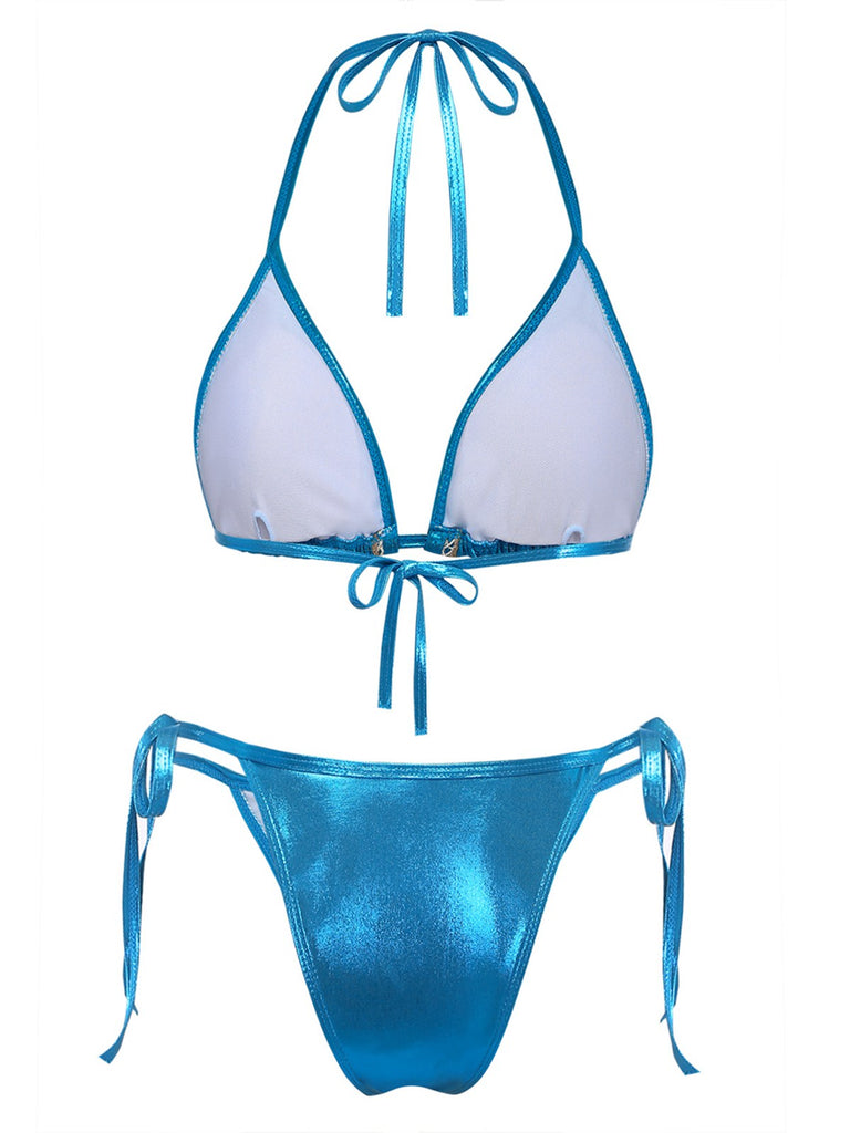 Glänzendes blaues Metallic-Bikini-Set im Stil der 1980er Jahre mit Muscheldetails, perfekt für einen glamourösen Retro-Strandlook oder einen sommerlichen Poolurlaub.