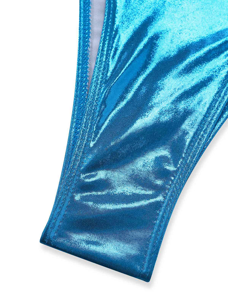Glänzendes blaues Metallic-Bikini-Set im Stil der 1980er Jahre mit Muscheldetails, perfekt für einen glamourösen Retro-Strandlook oder einen sommerlichen Poolurlaub.