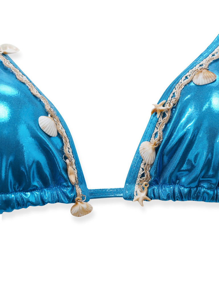 Glänzendes blaues Metallic-Bikini-Set im Stil der 1980er Jahre mit Muscheldetails, perfekt für einen glamourösen Retro-Strandlook oder einen sommerlichen Poolurlaub.