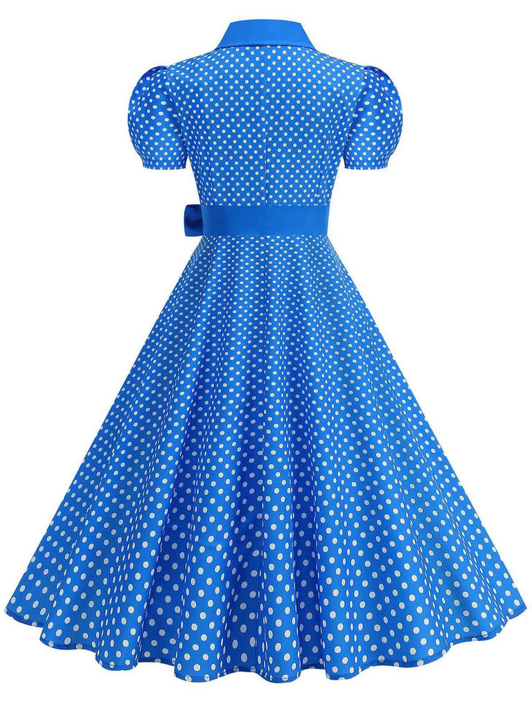 Vintage-Swingkleid mit Polka-Dots, Gürtel und Hemdkragen im klassischen Retro-Stil der 1950er Jahre.