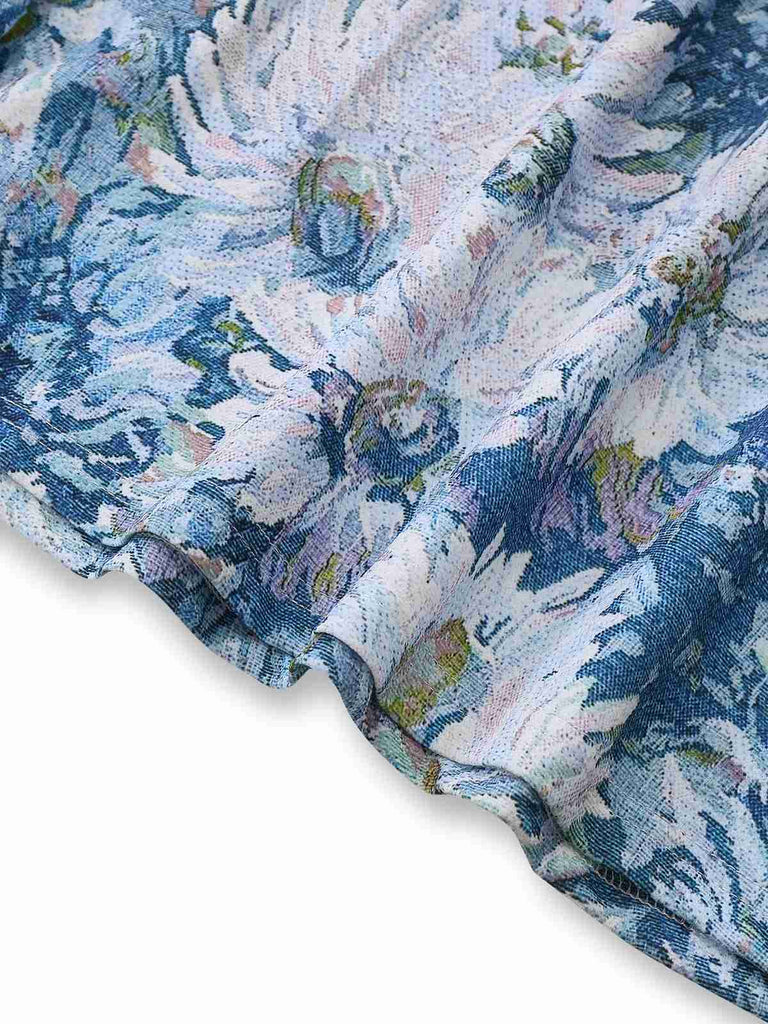 Nahaufnahme eines blau-weiß gemusterten Stoffes mit Blumenmuster
